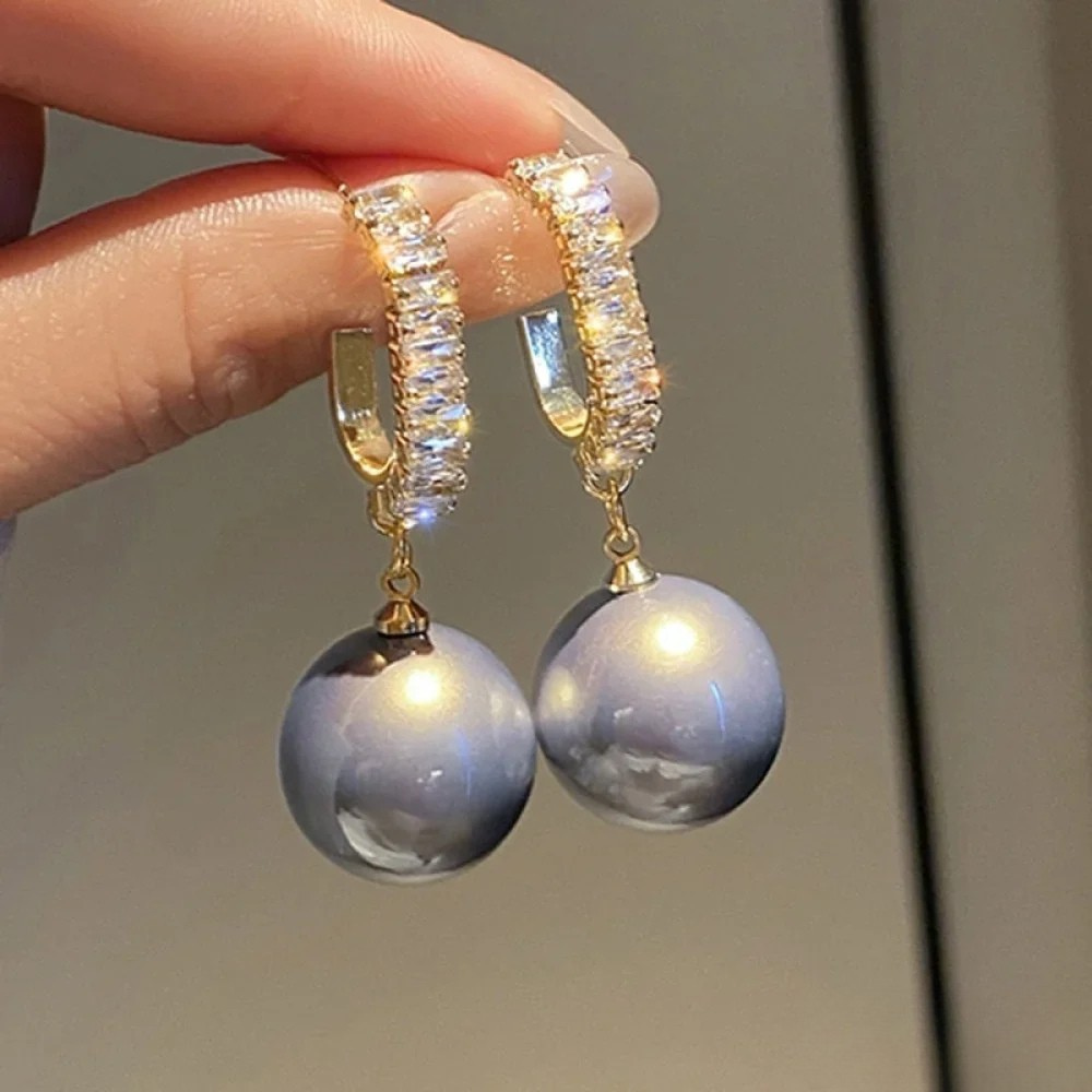 Elegant earrings with pearls and zirconia