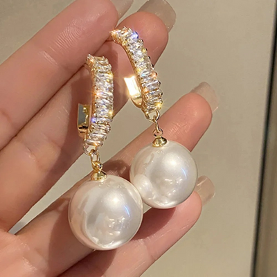 Elegant earrings with pearls and zirconia