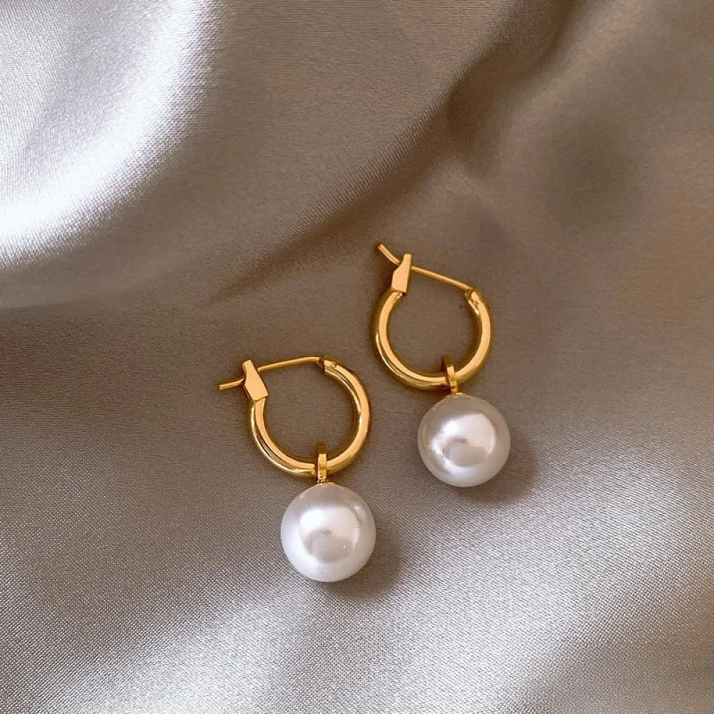 Elegant earrings with golden pearls